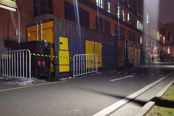 锦屏柴油发电机组的输出电压是如何调节的？