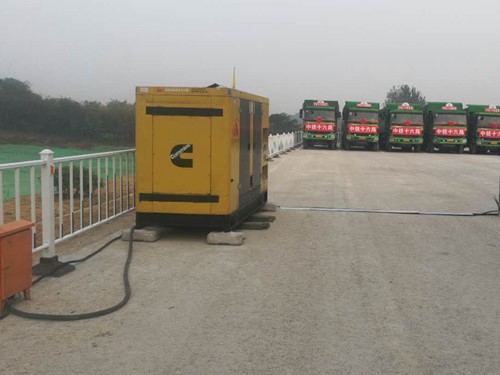 锦屏电力系统的稳定性和设备兼容性如何影响发电机组的频率规格？