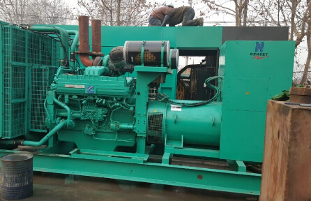 锦屏发电机组如何判断水冷式机油散热器内部是否需要清洗？